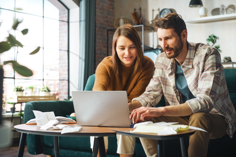 Man en vrouw achter laptop voor administratie