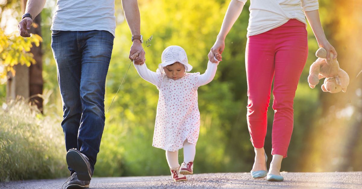 ouders wandelen met kind