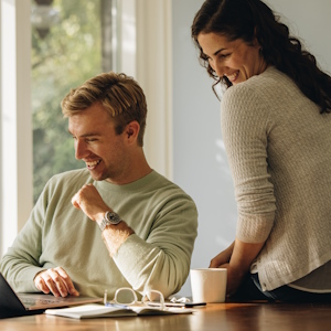 man en vrouw in huis