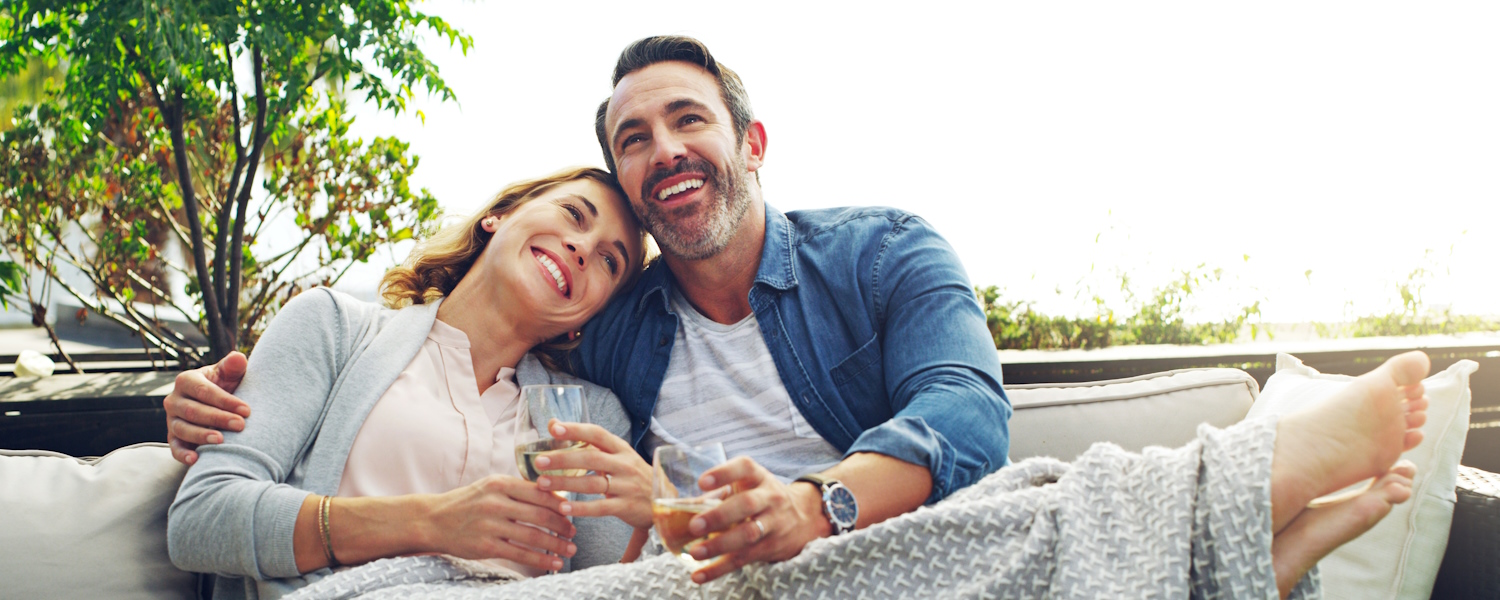 man en vrouw zitten buiten en lachen en ontspannen