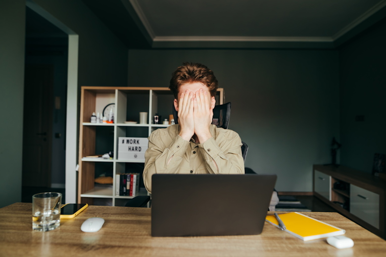 Jonge man laptop geschokt