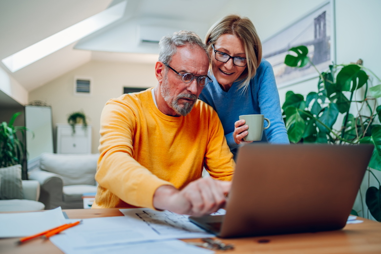 Man en vrouw achter laptop