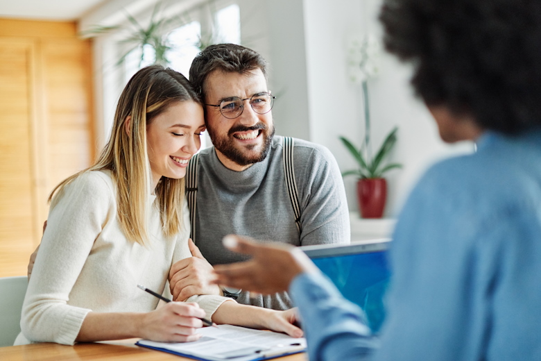 Man en vrouw aan tafel in gesprek