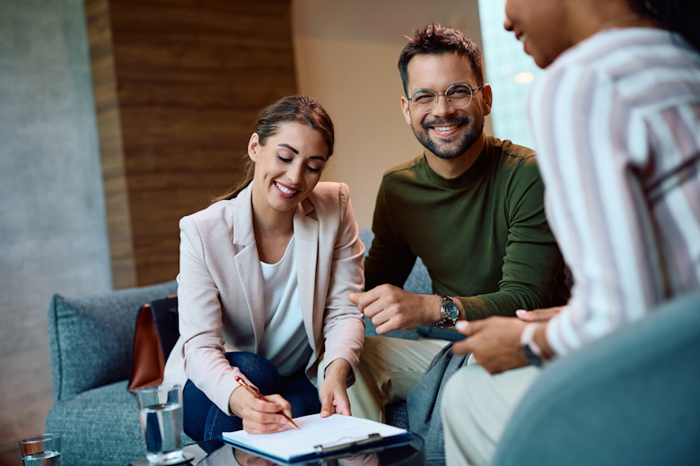 Man en vrouw tekenen contract